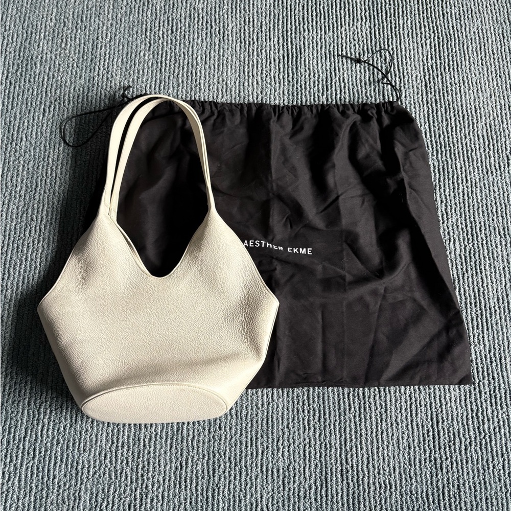 Aesther Ekme Phantom Bucket shoulder handbag in Creme used 2x - Picture 2 of 11